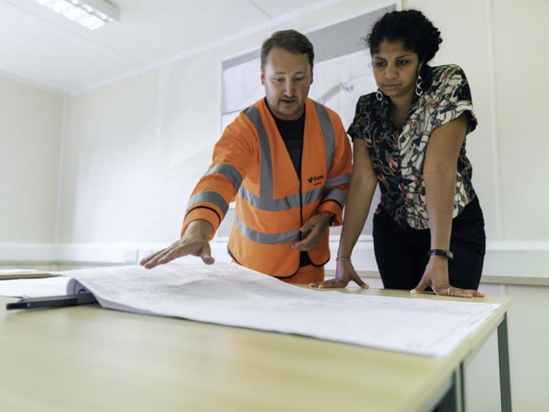 Team tecnico in riunione con documenti di progetto