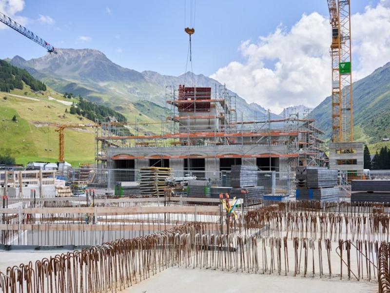 Facciata con ponteggi pronta per un intervento di isolamento a cappotto